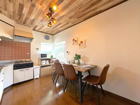 Kitchen or kitchenette, Dining area