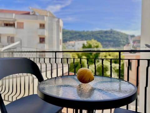 Patio, Day, Natural landscape, View (from property/room), Balcony/Terrace, Dining area, Mountain view