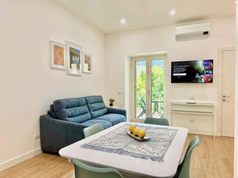 TV and multimedia, Living room, Seating area, Dining area, air conditioner