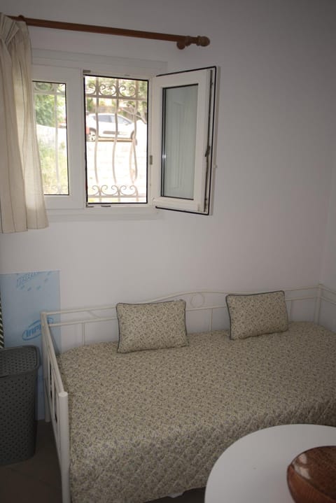 Bed, Seating area