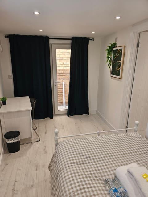 Modern Double Room in Dartford- Private Entrance Vacation rental in Dartford