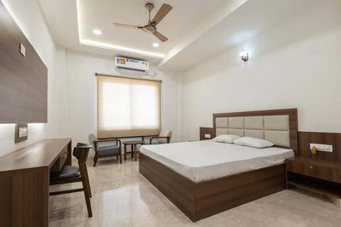 Bed, Photo of the whole room, Seating area, air conditioner