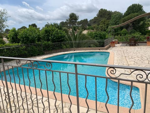 Appartement rez de jardin de villa avec piscine House in Roquefort-les-Pins