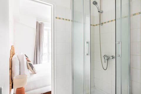 Bed, Bathroom, Photo of the whole room, Bedroom