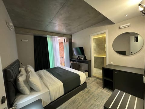 Communal lounge/ TV room, Bed, TV and multimedia, Kitchen or kitchenette, Living room, Photo of the whole room, Seating area, Evening entertainment, Bedroom, hair dresser, air conditioner