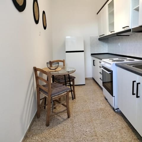 Kitchen or kitchenette, Dining area, stove