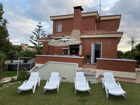 VILLA LAS ARENAS con AIRE ACONDICIONADO Villa in Baix Penedès