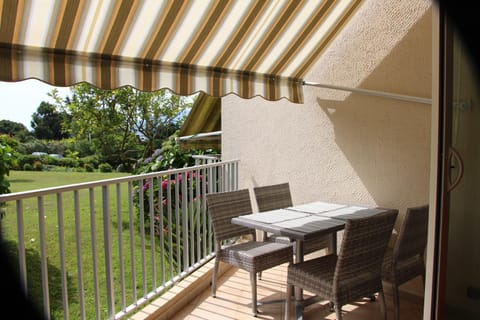 Patio, Garden, Dining area