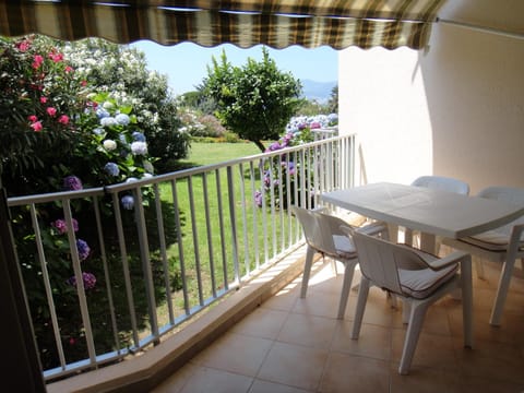 Patio, Dining area, Garden view