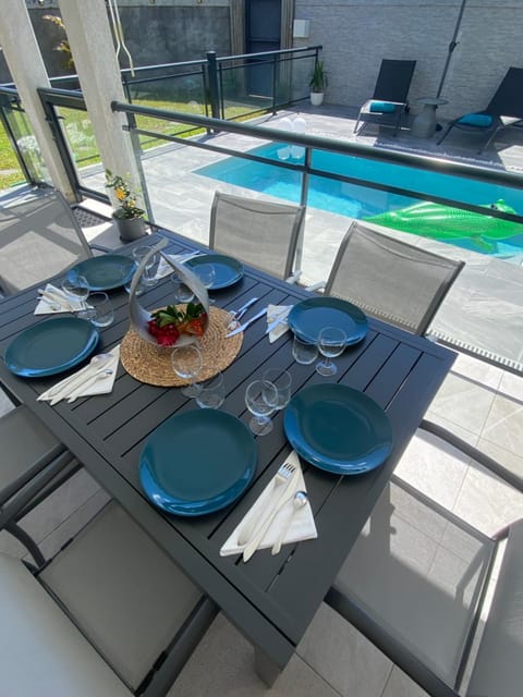 Dining area, Pool view