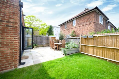 Property building, Day, Garden, Garden, Balcony/Terrace, Garden view