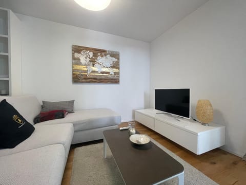 Communal lounge/ TV room, TV and multimedia, Living room, Evening entertainment