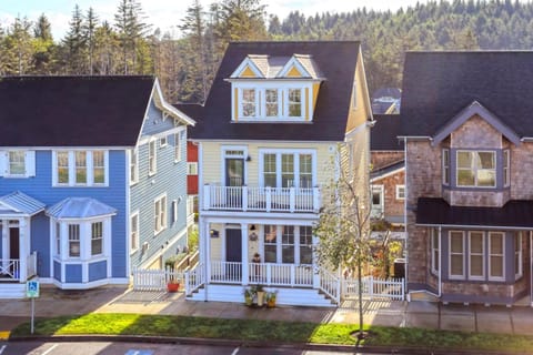 Property building, Day, Neighbourhood, Natural landscape, Street view