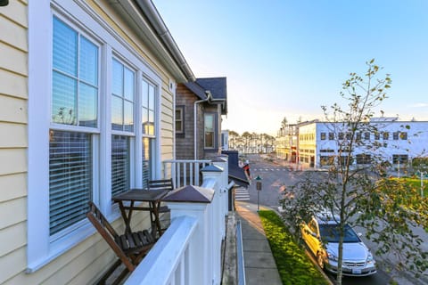 Property building, Patio, Day, Neighbourhood, View (from property/room), Balcony/Terrace, Location, Parking