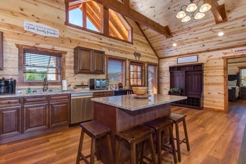 Serenity Mountain Pool Lodge by Eden Crest Chalet in Sevierville