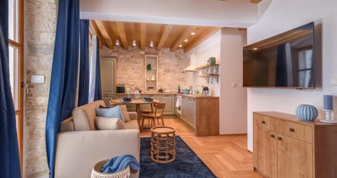 Coffee/tea facilities, Kitchen or kitchenette, Living room