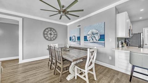 Completely Renovated Luxury 3 Bedroom Beach Front Condo in Destin! House in Destin