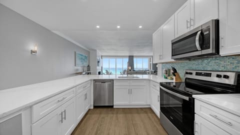 Completely Renovated Luxury 3 Bedroom Beach Front Condo in Destin! House in Destin