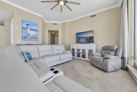 Beautiful Spacious Penthouse 2 Story Beach Front Condo Sleeps 12! House in Destin