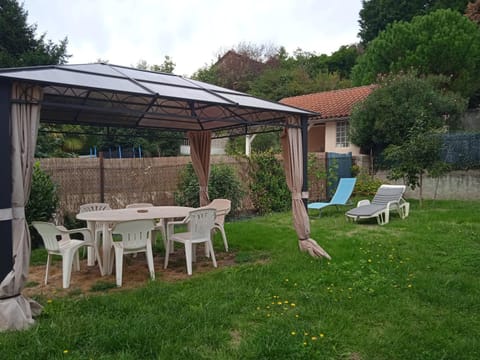 Patio, Spring, Garden, Dining area, sunbed