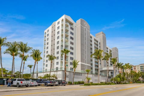 Property building, Day, Neighbourhood, City view, Street view, Location, Parking