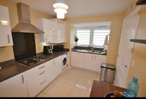 Big 4 bedroom house, free parking Milton Keynes Apartment in Aylesbury Vale