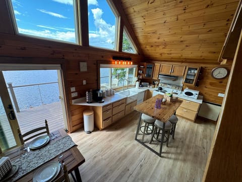 Kitchen or kitchenette, Seating area, oven