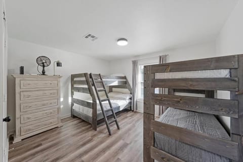 Photo of the whole room, Bedroom, bunk bed