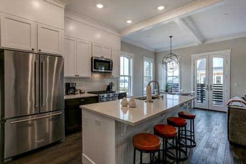 TV and multimedia, Kitchen or kitchenette, Dining area, dishwasher, oven, pet friendly, stove