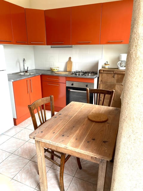 Kitchen or kitchenette, Dining area, oven, stove