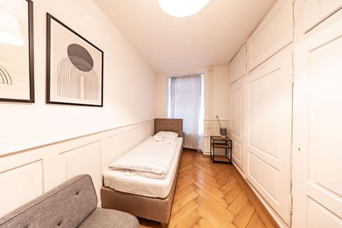 Bed, Photo of the whole room, Seating area, Bedroom