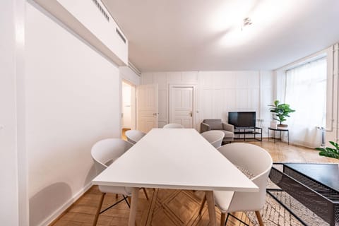 TV and multimedia, Kitchen or kitchenette, Seating area, Dining area