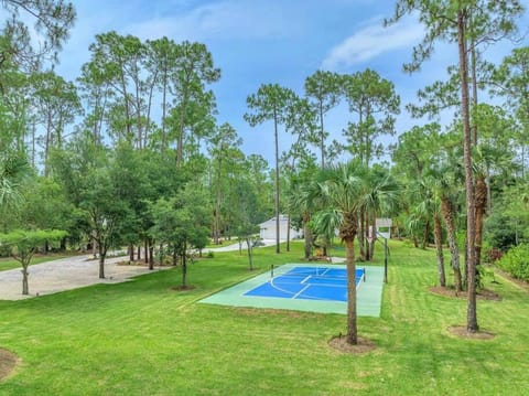 Luxe Naples estate, 2 houses, 6br 6ba, pool, pickleball Villa in Collier County