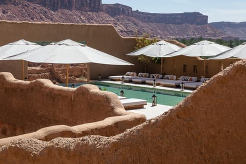 View (from property/room), Landmark view, Mountain view, Swimming pool