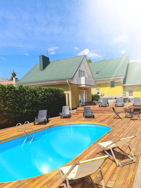 Property building, Day, Pool view, Swimming pool, sunbed