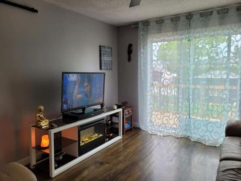 Charming Home, 15 Minutes to the Parliament Apartment in Gatineau