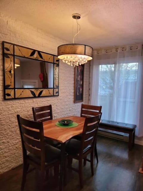 Charming Home, 15 Minutes to the Parliament Apartment in Gatineau