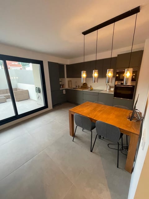 Kitchen or kitchenette, Dining area