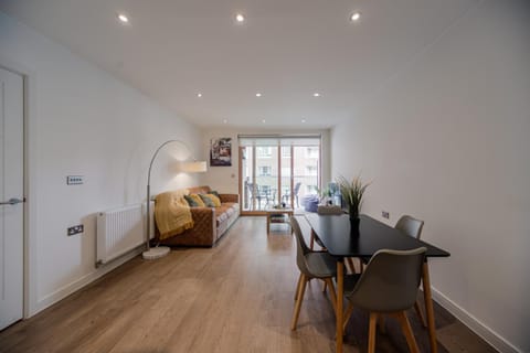 Living room, Photo of the whole room, Decorative detail, Seating area, Dining area