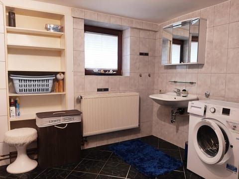 Toilet, Bathroom, Bath, towels, washing machine