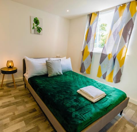 Bed, Photo of the whole room, Decorative detail, Bedroom, towels