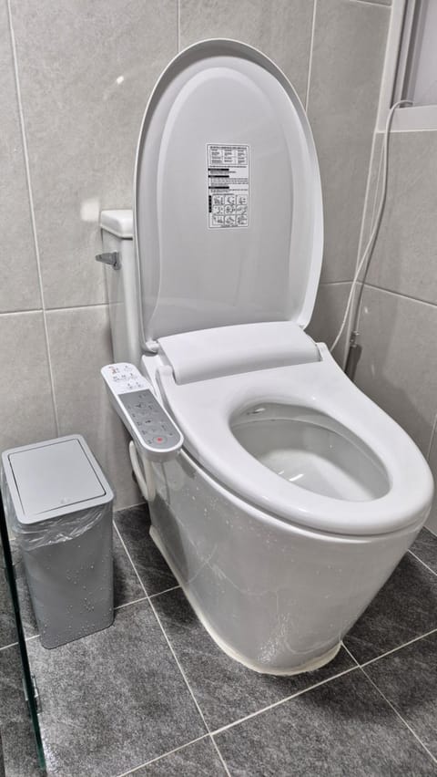 Toilet, bidet