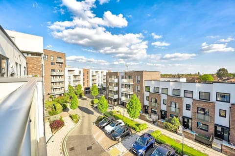 Spacious 5-bedroom modern apartment by Wembley Apartment in Wembley