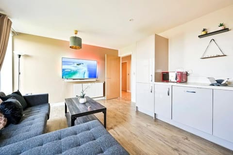 Spacious 5-bedroom modern apartment by Wembley Apartment in Wembley