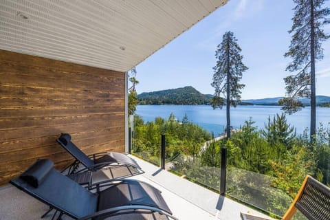 Kelly's Lakefront Hideaway Maison in Shawnigan Lake