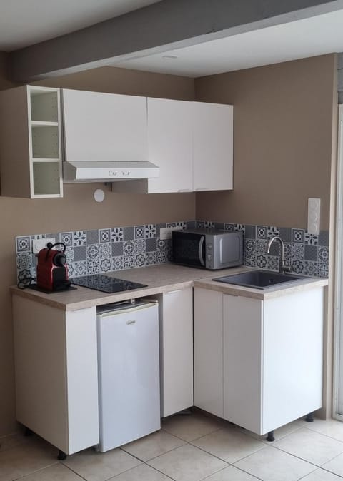 Coffee/tea facilities, Kitchen or kitchenette, microwave, stove