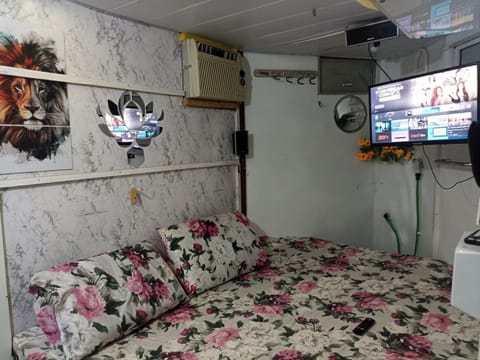 Bed, TV and multimedia, air conditioner