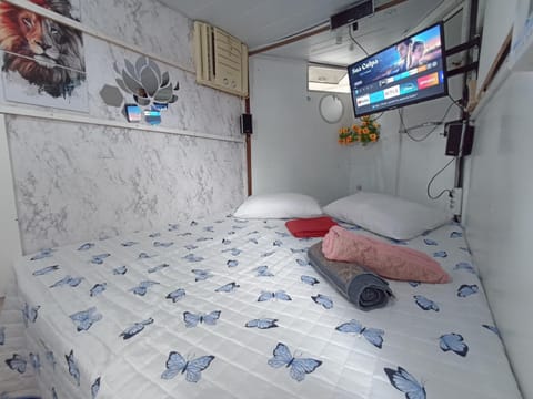 Bed, TV and multimedia, Photo of the whole room, Bedroom, towels