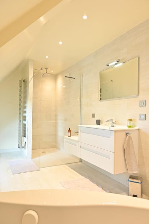 Bathroom, Bath, Internal: Not applicable to any particular room