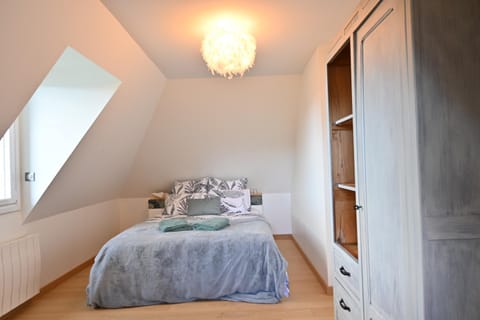 Bed, Photo of the whole room, Bedroom, towels